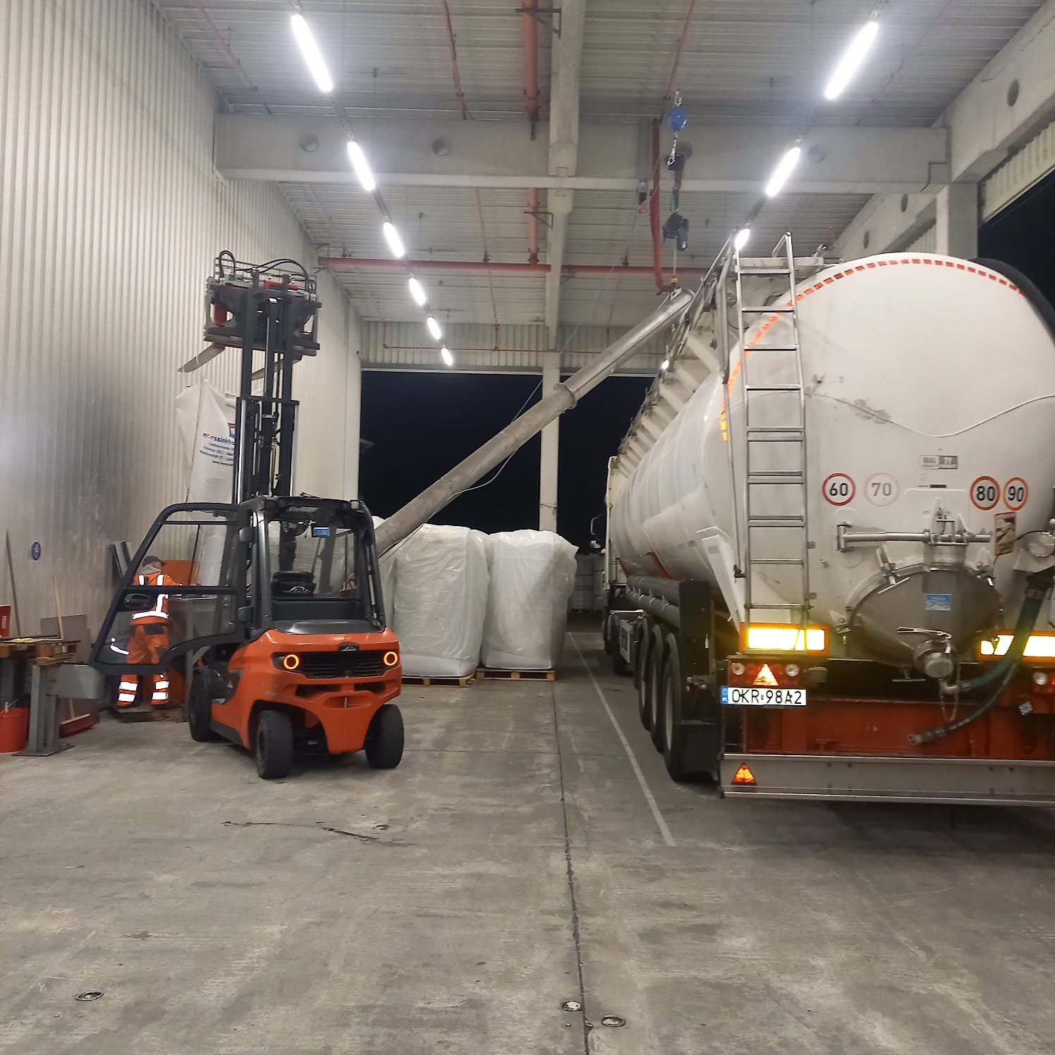 Przeładunek granulatu z big-bag na silonaczepę