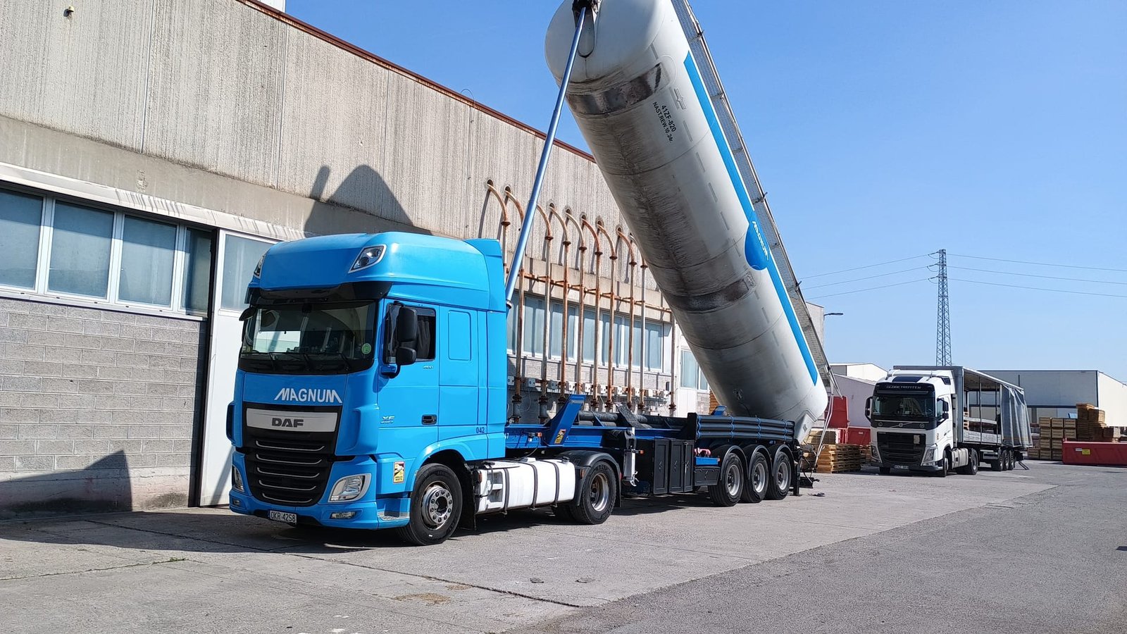 Transloading granulate from big-bags to a silo trailer