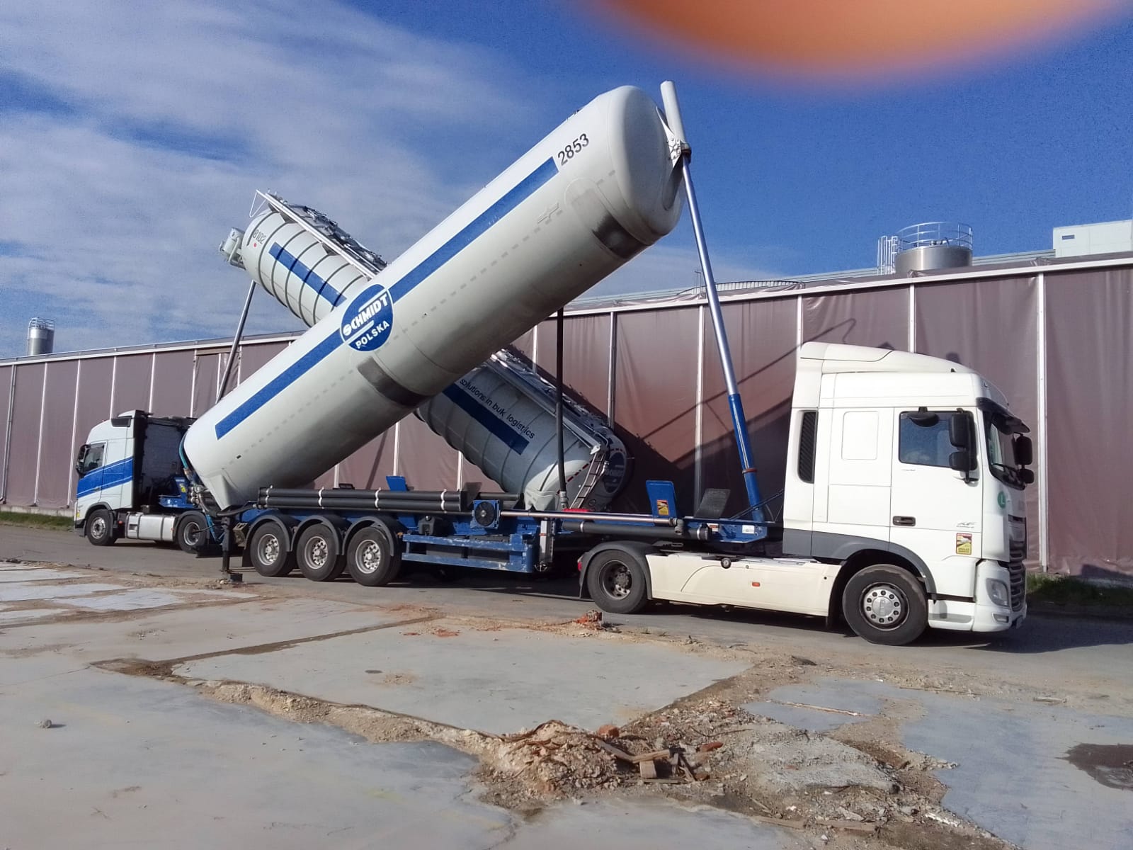Transloading granulate from big-bags to a silo trailer