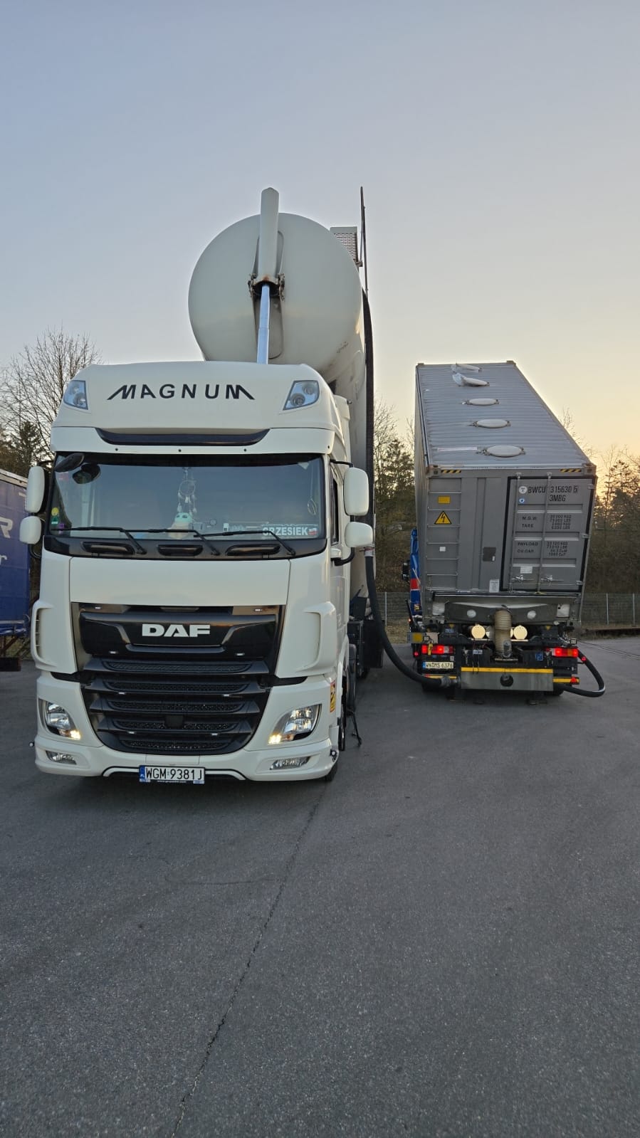 Transloading granulate from big-bags to a silo trailer