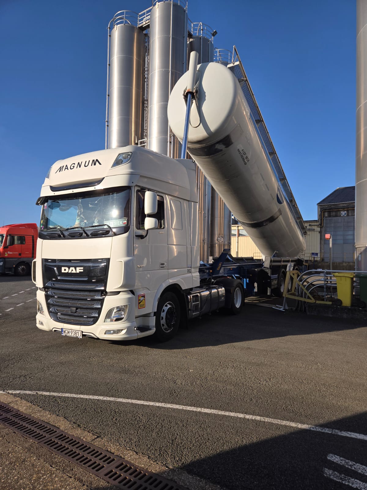 Transloading granulate from big-bags to a silo trailer