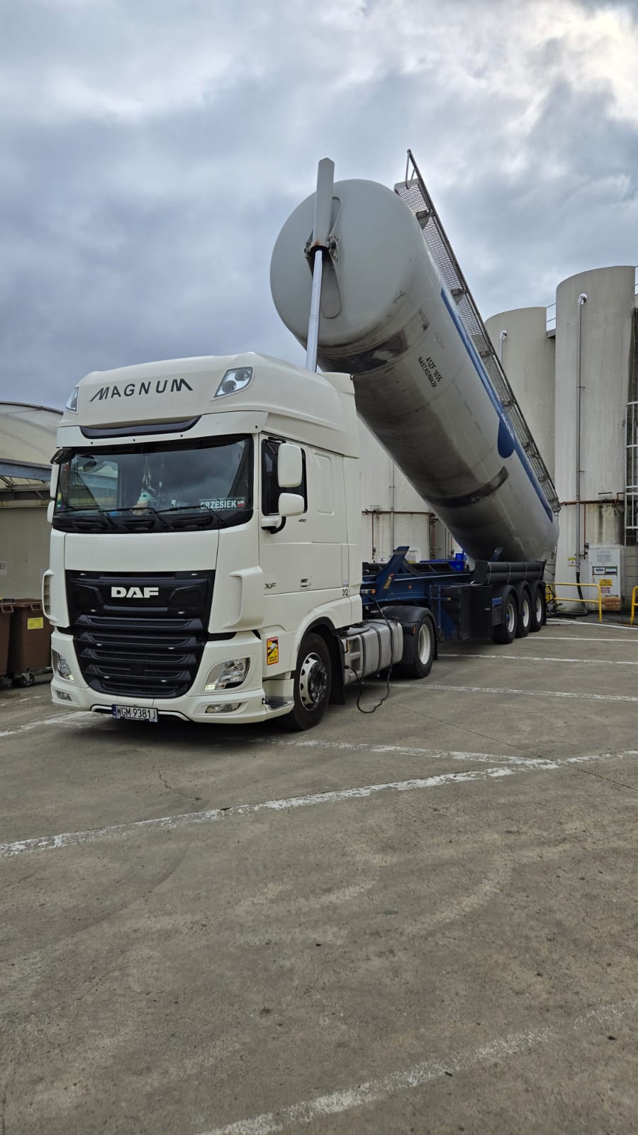 Transloading granulate from big-bags to a silo trailer