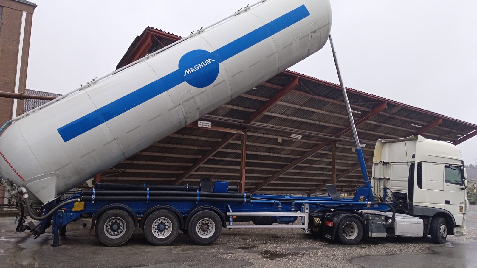 Transloading granulate from big-bags to a silo trailer