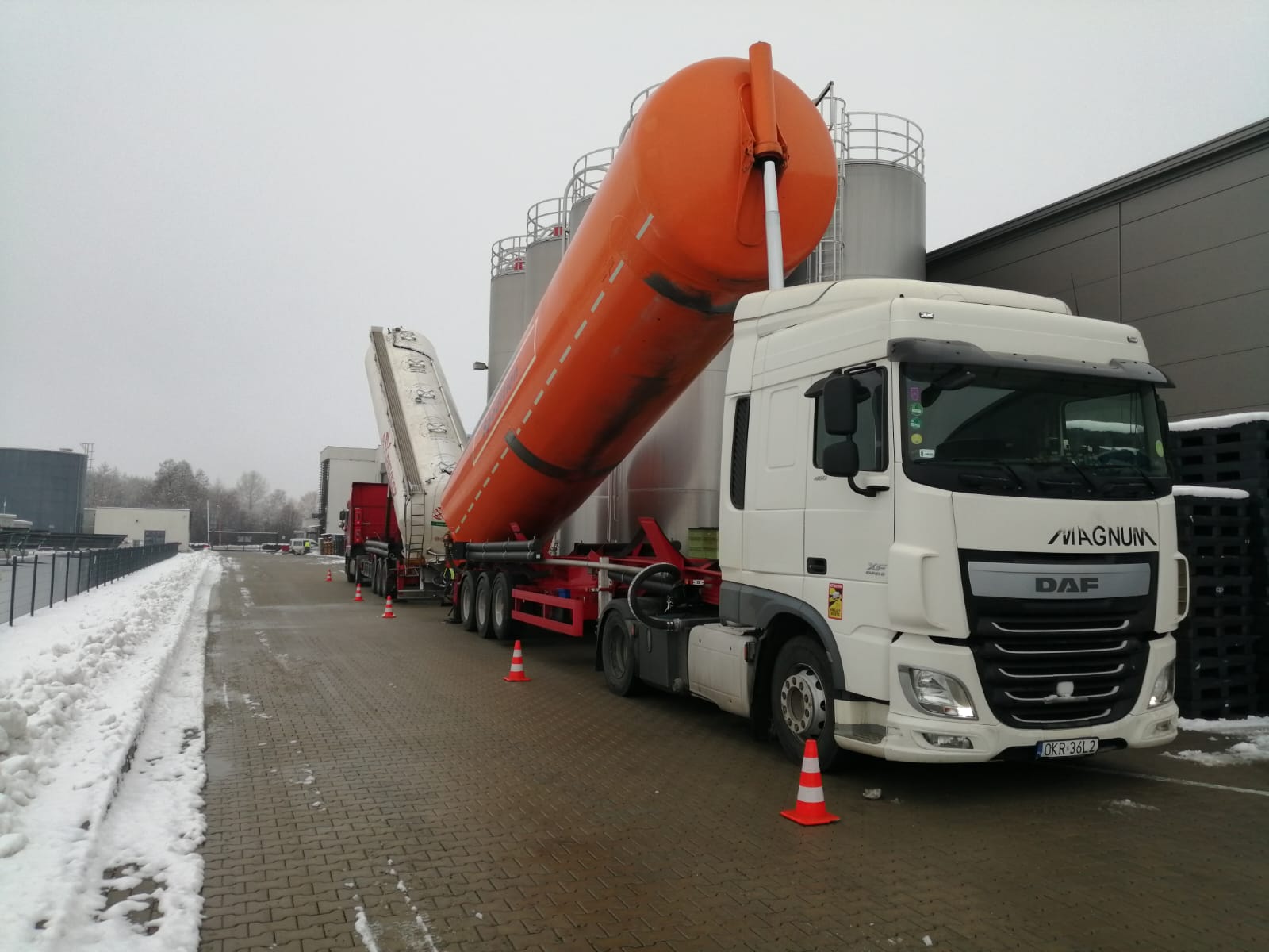 Transloading granulate from big-bags to a silo trailer
