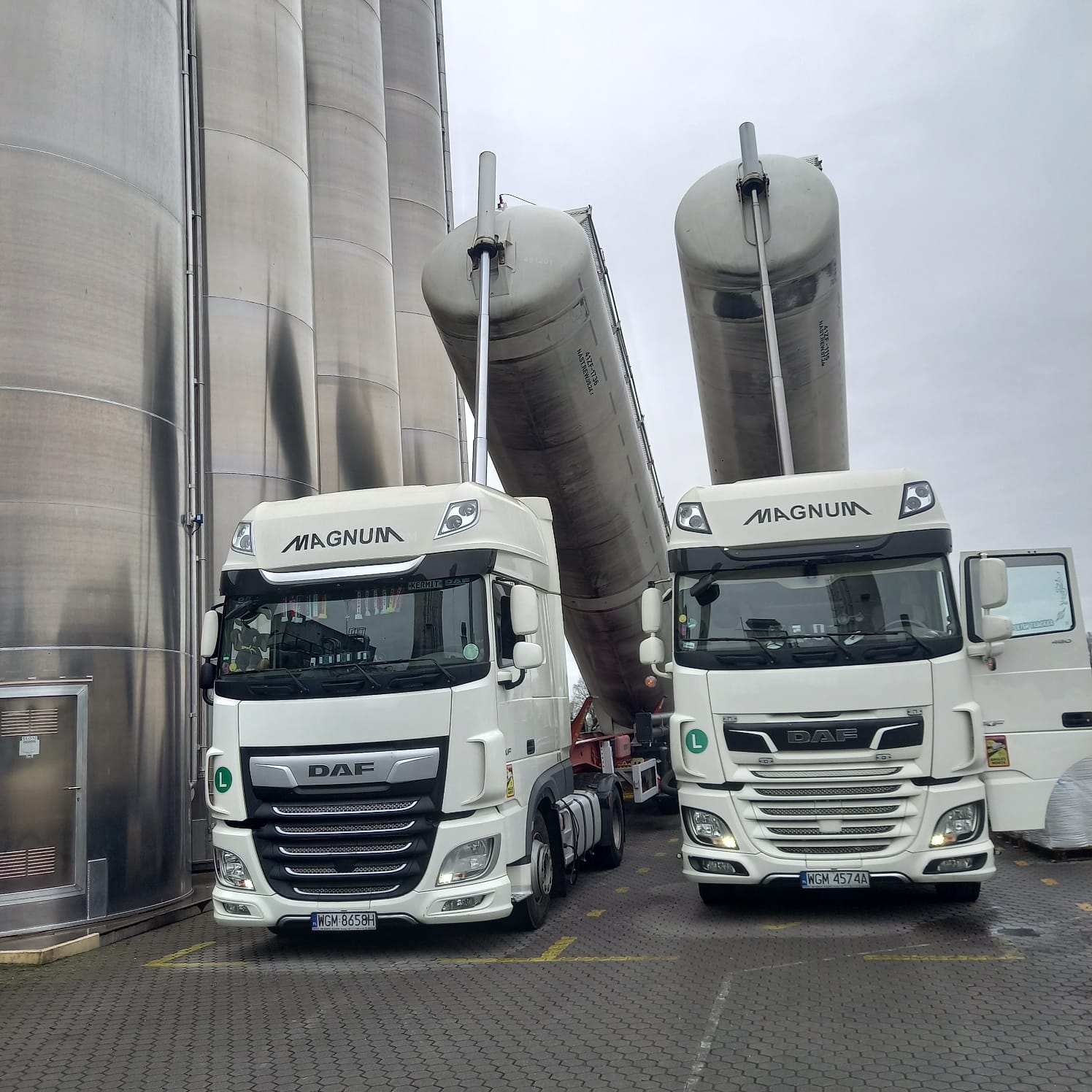 Transloading granulate from big-bags to a silo trailer