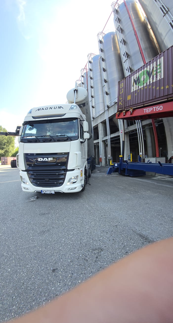 Transloading granulate from big-bags to a silo trailer
