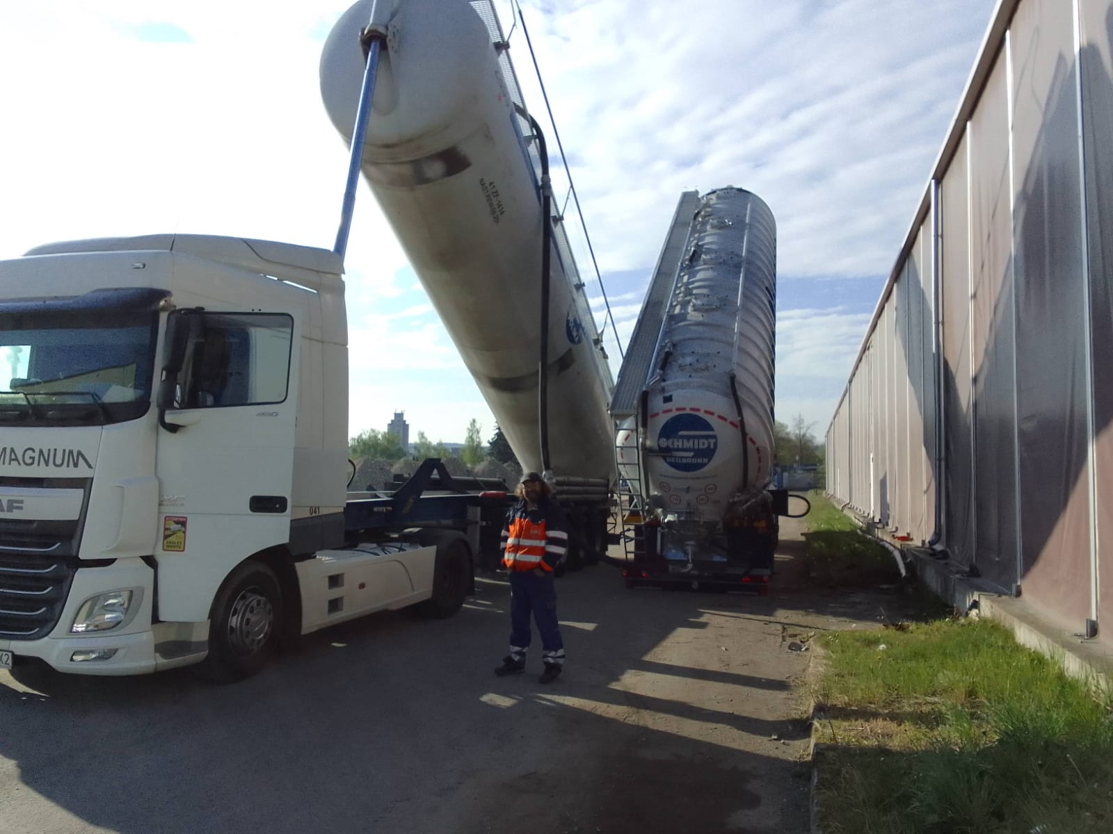 Transloading granulate from big-bags to a silo trailer
