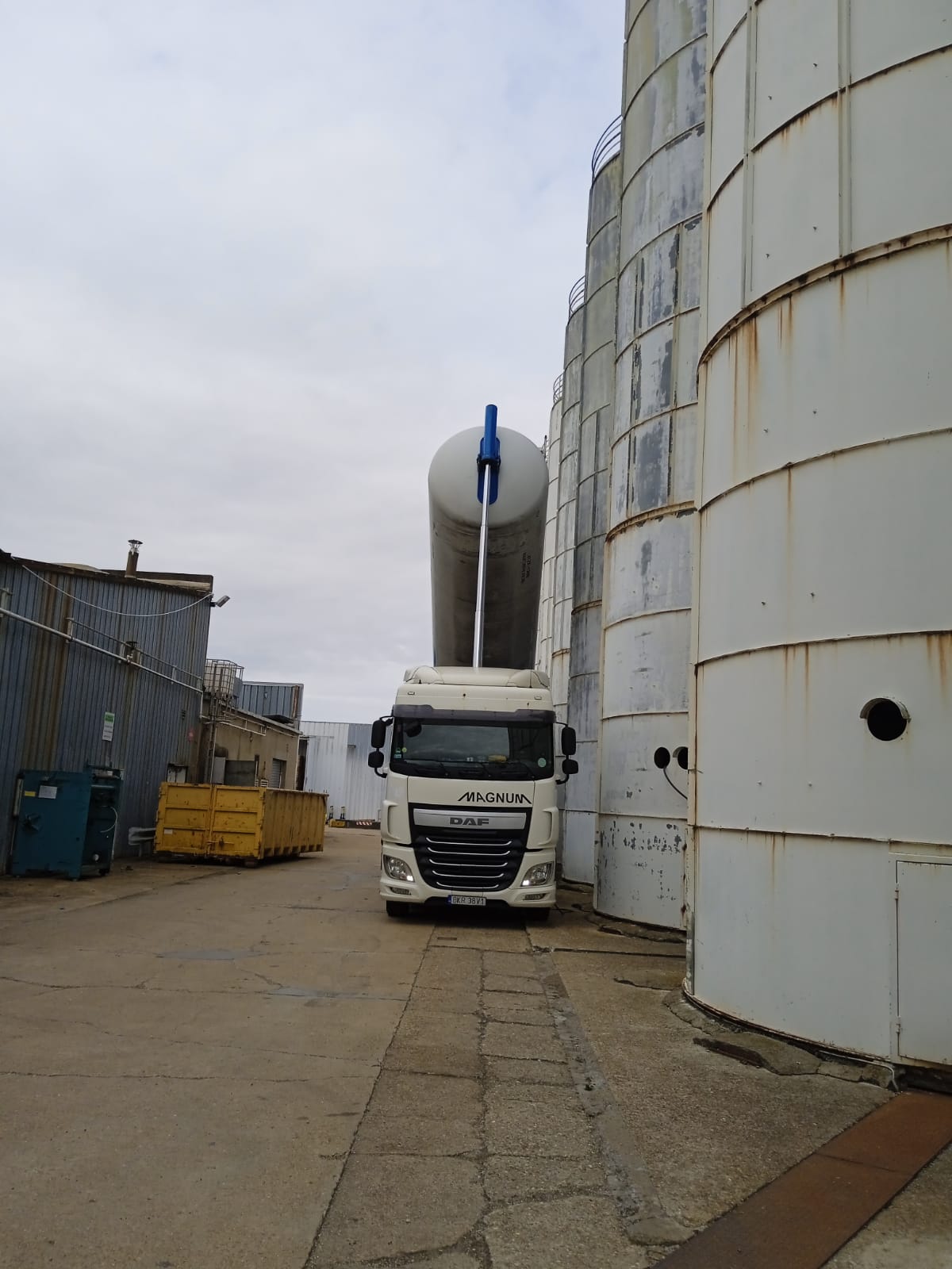 Transloading granulate from big-bags to a silo trailer