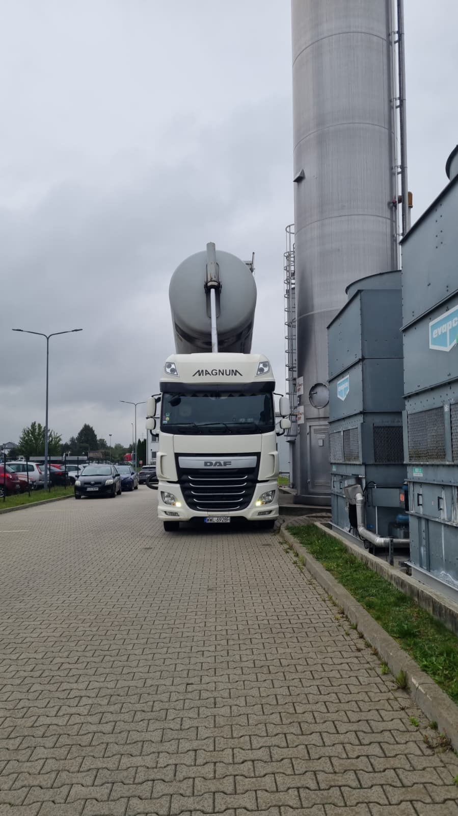 Transloading granulate from big-bags to a silo trailer