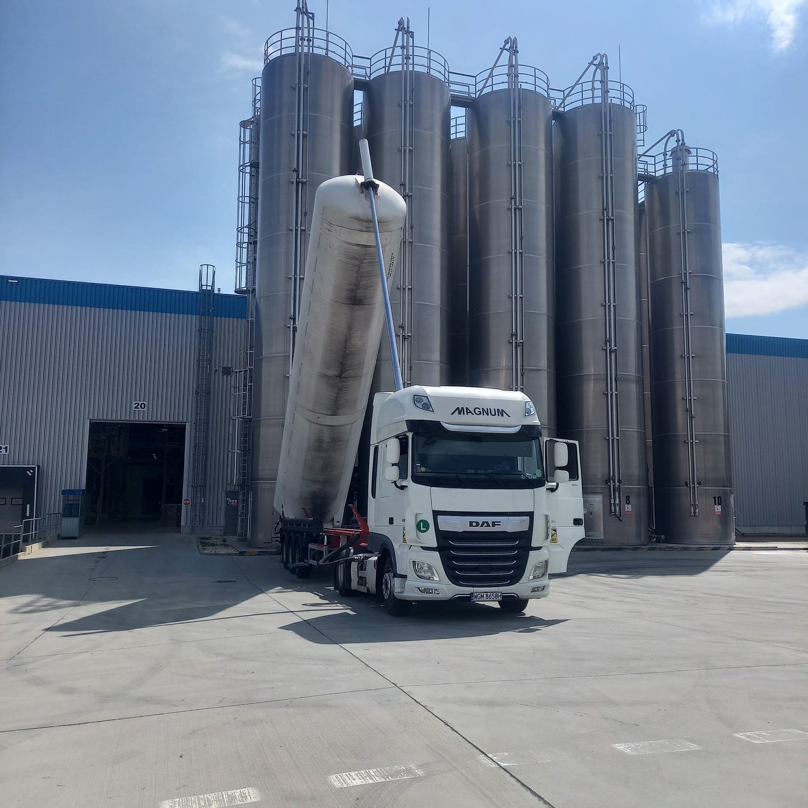 Transloading granulate from big-bags to a silo trailer
