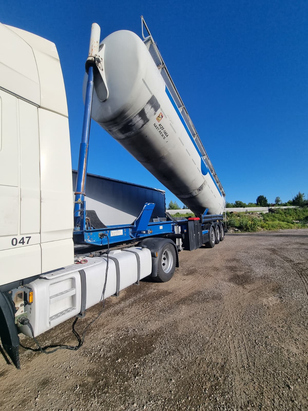 将散装颗粒料从大袋转运至筒仓拖车