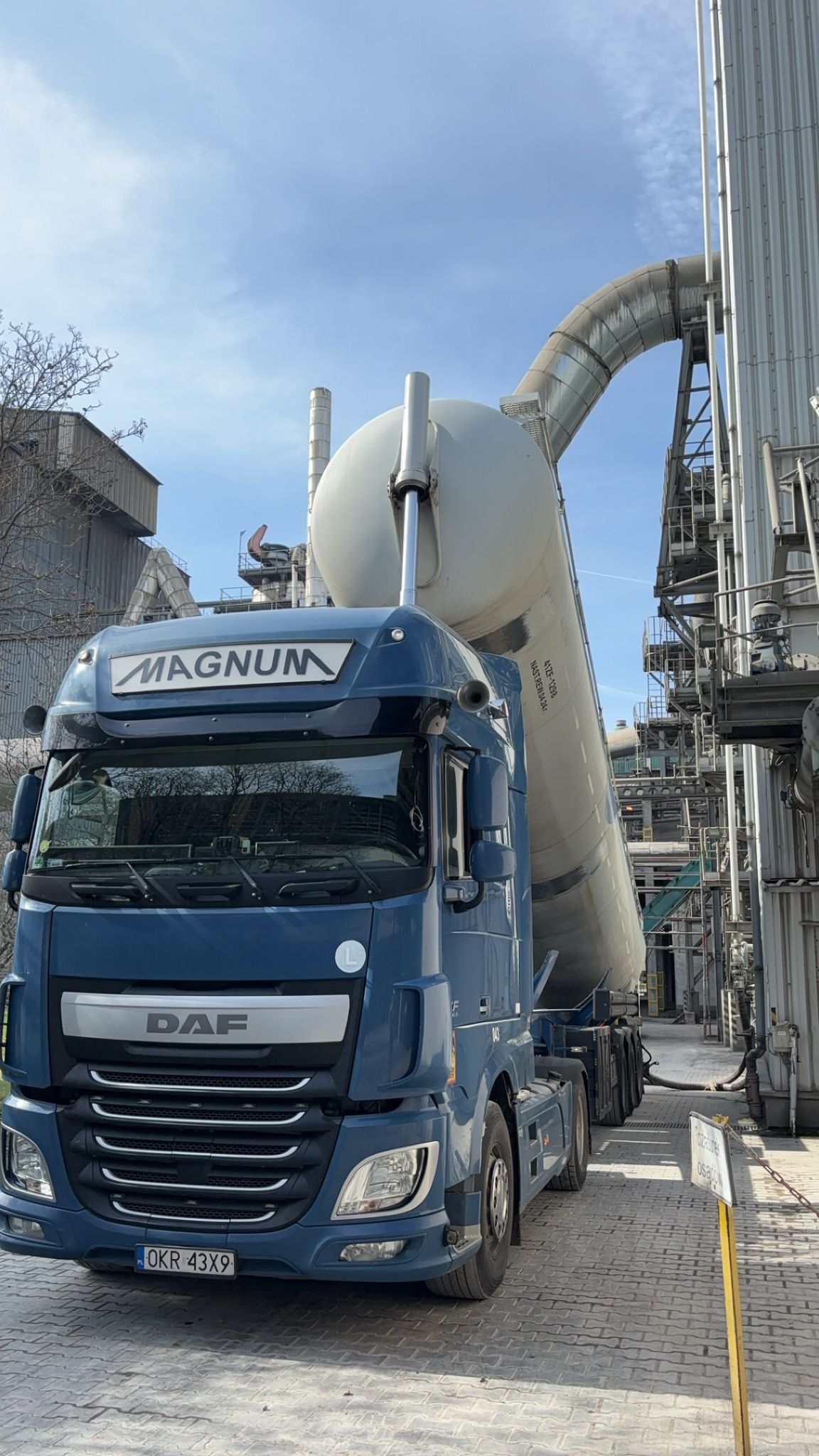 Transloading granulate from big-bags to a silo trailer
