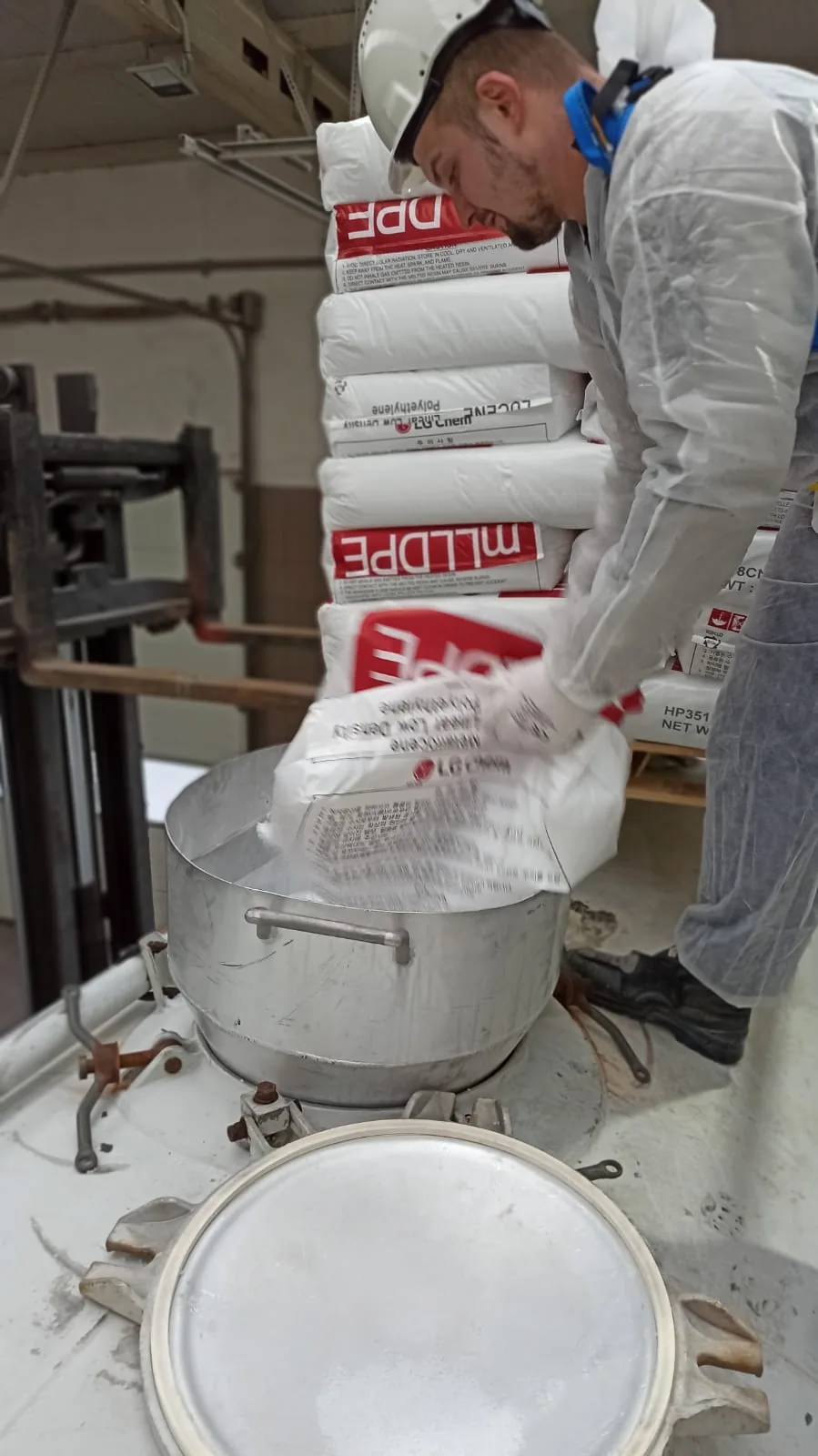 Packing granulate into 25 kg bags at the SMIALA terminal in Chorula
