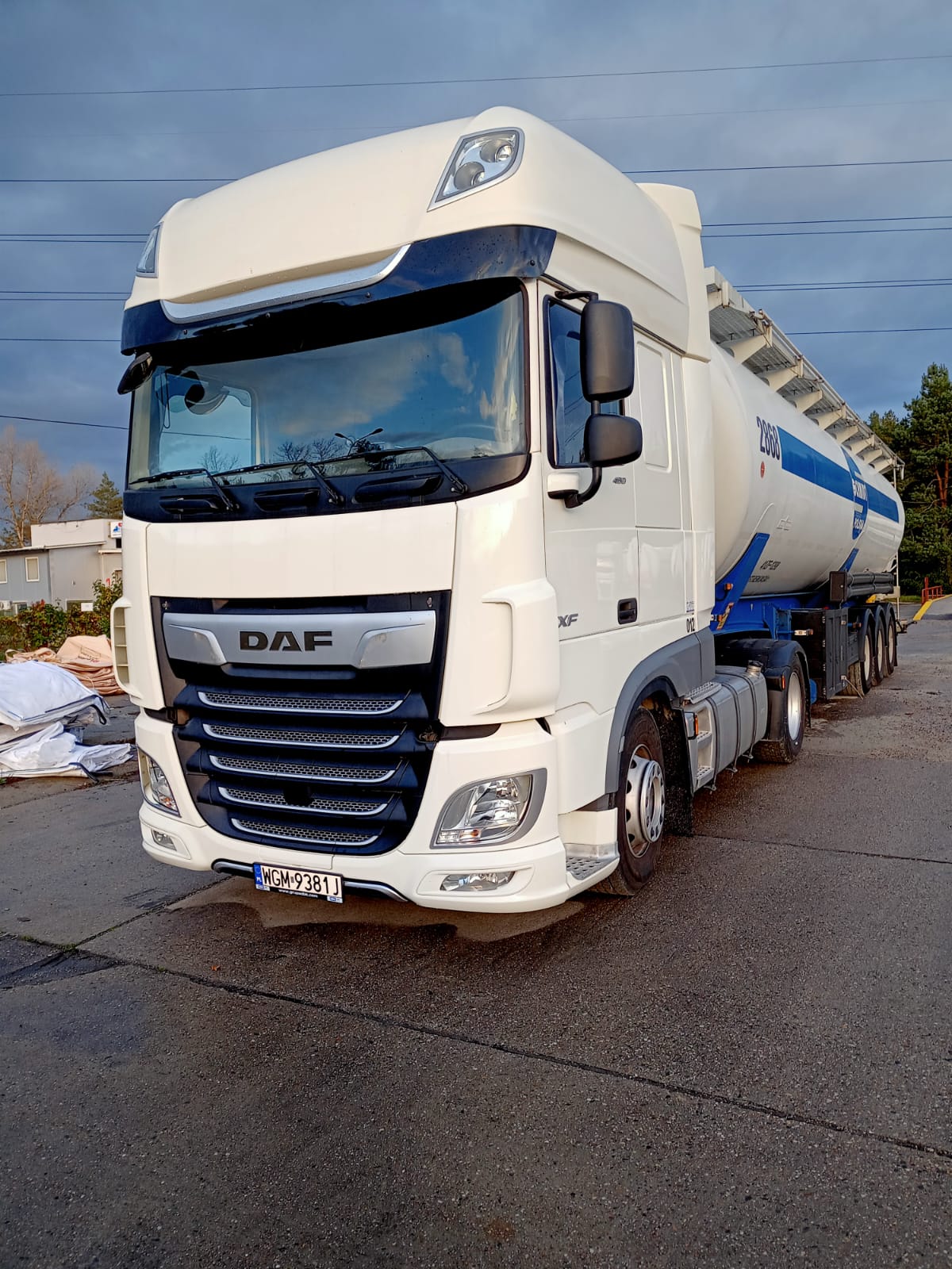 Octabin to silo trailer transloading — workflow guide DAF silo trailer hauling bulk materials
