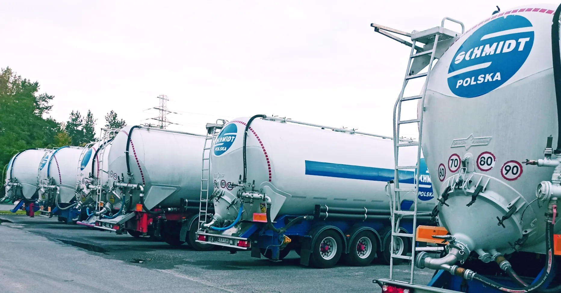 A silo trailer for transporting bulk materials — the PHS Magnum fleet